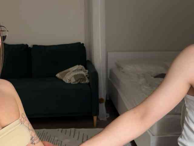 v_-_-_v webcam