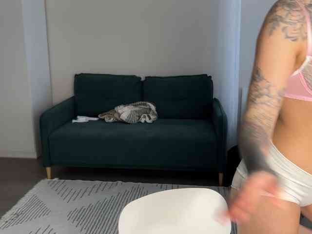 v_-_-_v webcam