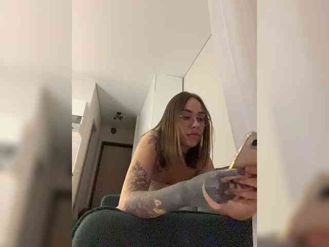 v_-_-_v webcam