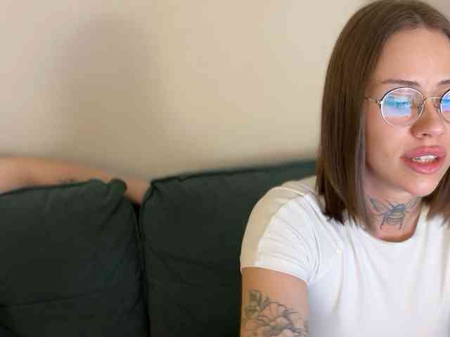 v_-_-_v webcam