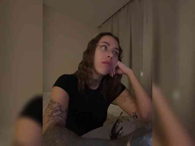 v_-_-_v webcam