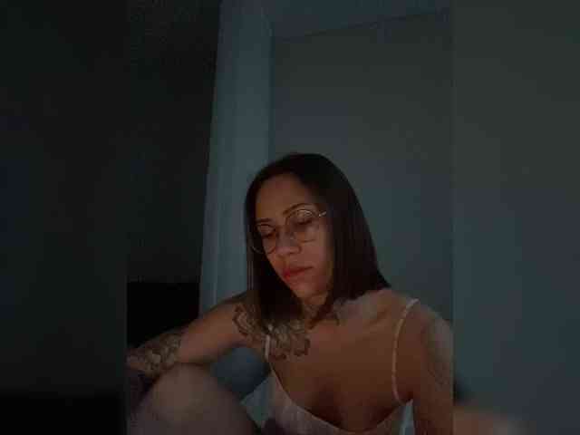 v_-_-_v webcam
