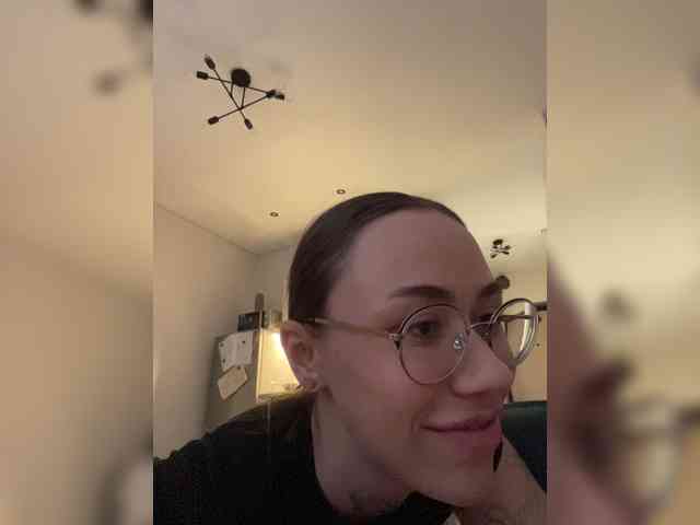 v_-_-_v webcam