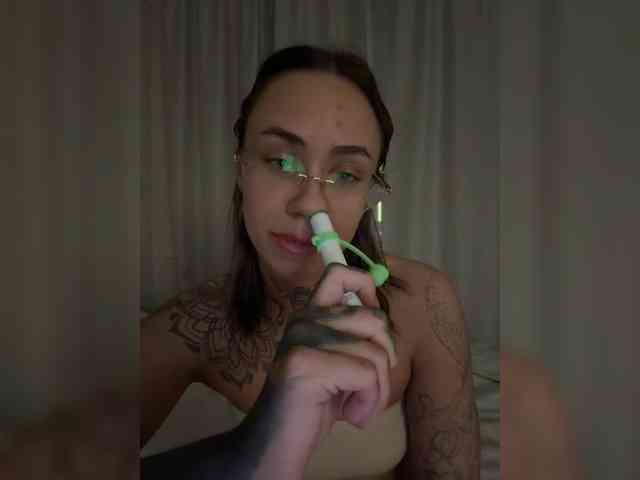 v_-_-_v webcam