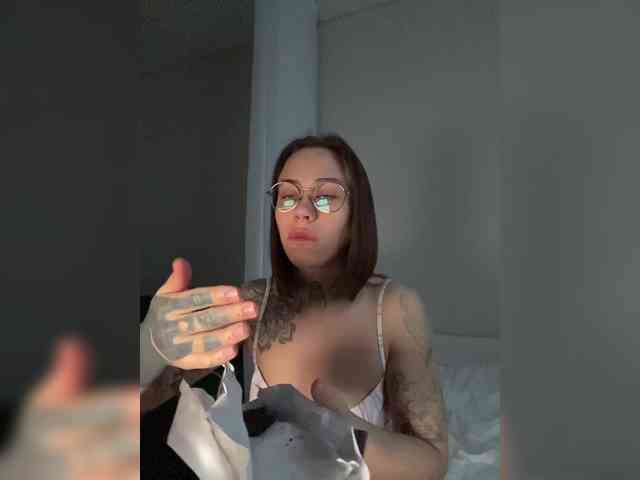 v_-_-_v webcam