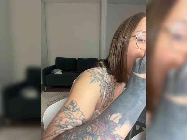 v_-_-_v webcam