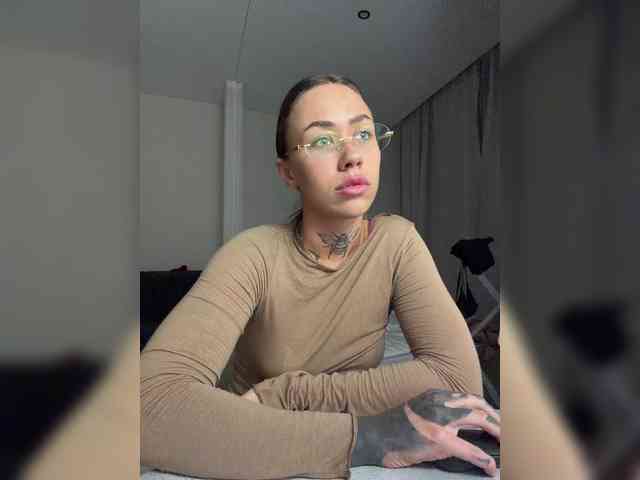 v_-_-_v webcam