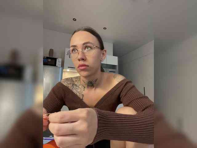 v_-_-_v webcam