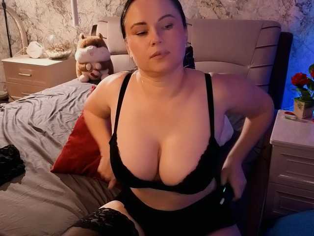 Juliamills, live now on BongaCams
