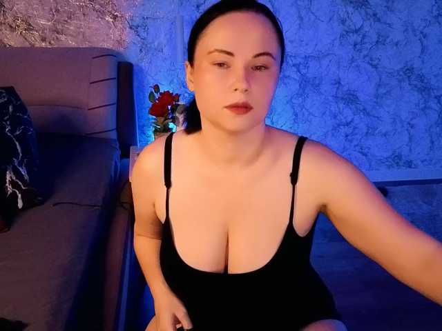 Juliamills, live now on BongaCams