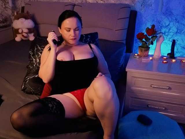 Juliamills, live now on BongaCams