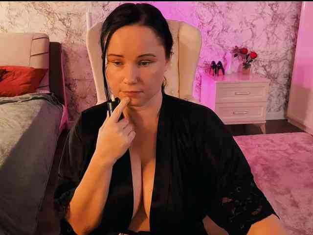 Juliamills Live Webcam on BongaCams