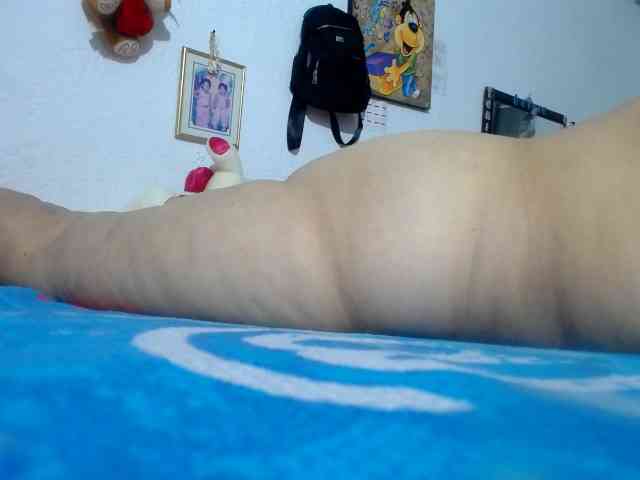 Modella: maturehornykinky