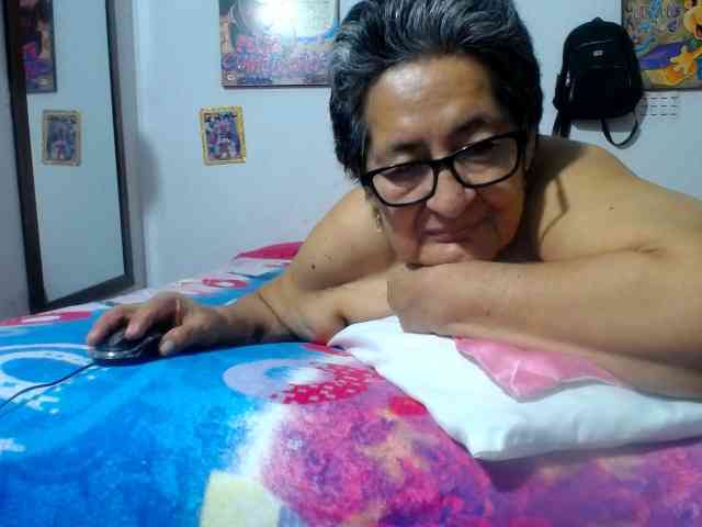 Modelo: maturehornykinky