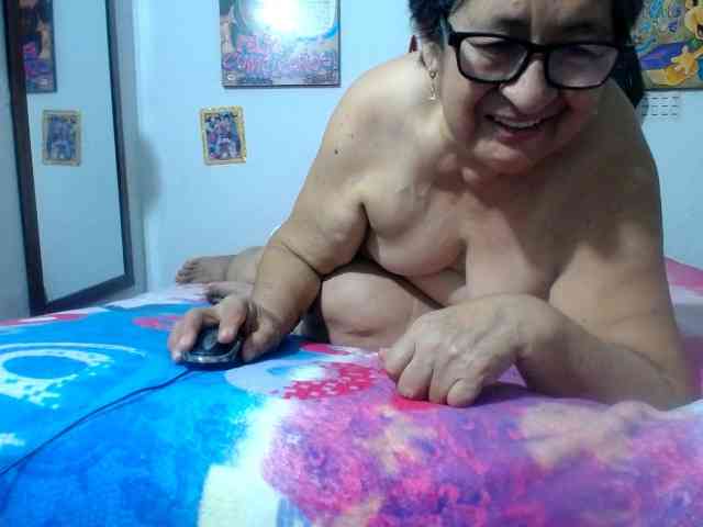 Modelo: maturehornykinky