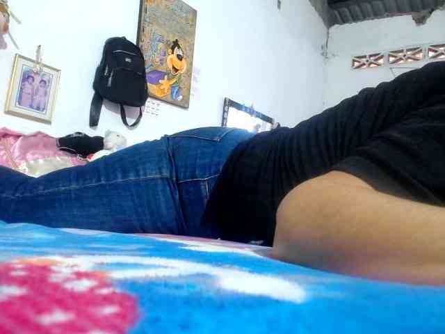 Model: maturehornykinky