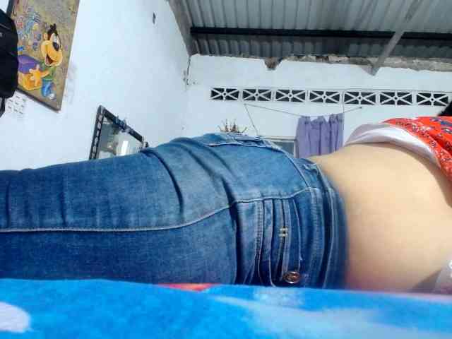 Model: maturehornykinky