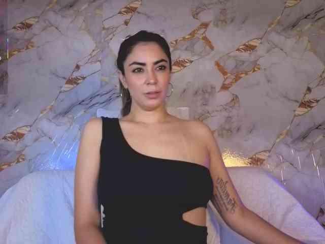 Criistal's cam show statistics and live stream