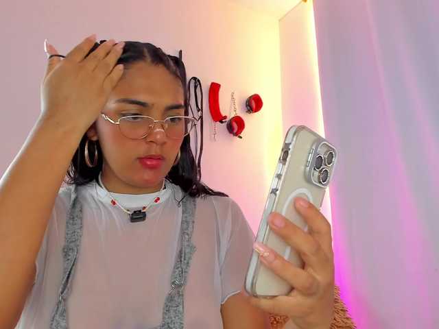 Melodymoore live cam on BongaCams