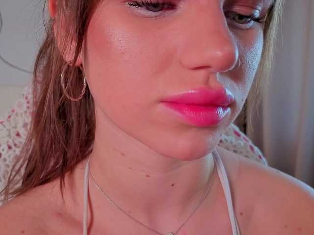 Naomimif live cam on BongaCams