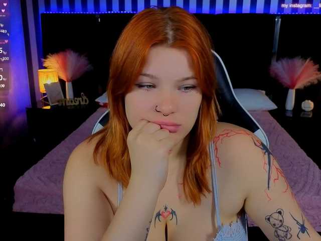 ClumsyNana live cam on BongaCams