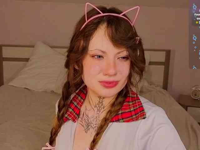 This model is live right now. EvelinaCosplay