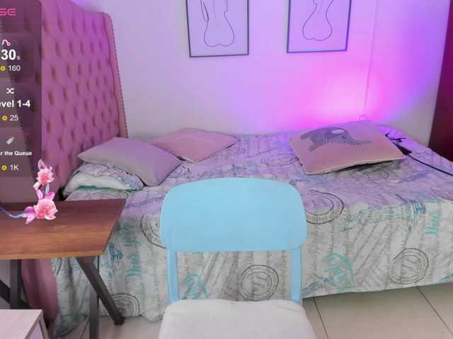QueenLatina live cam preview