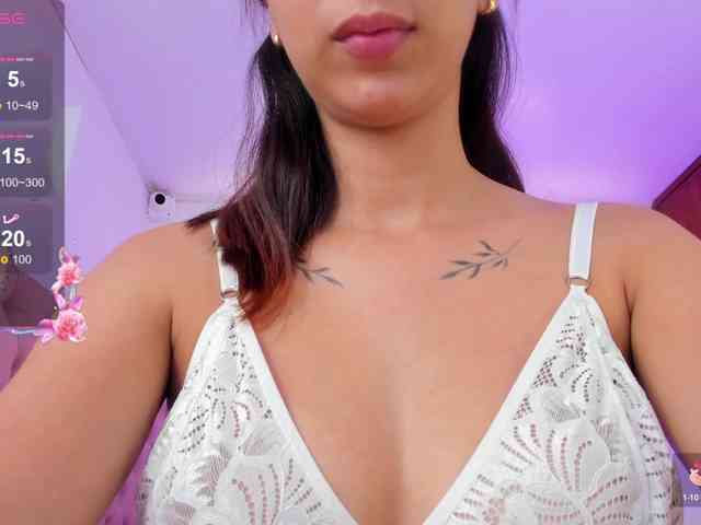 QueenLatina webcam
