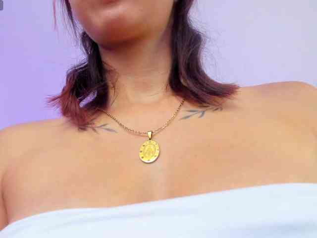 QueenLatina webcam