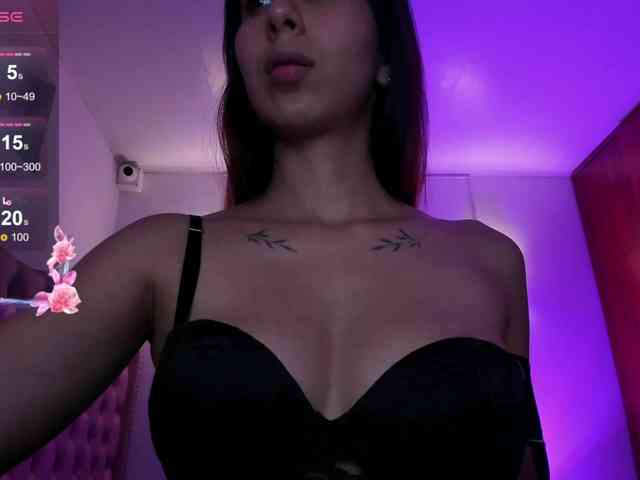 QueenLatina webcam