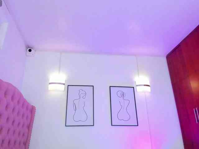 QueenLatina webcam