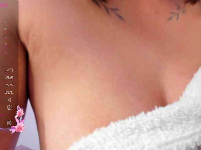 QueenLatina webcam