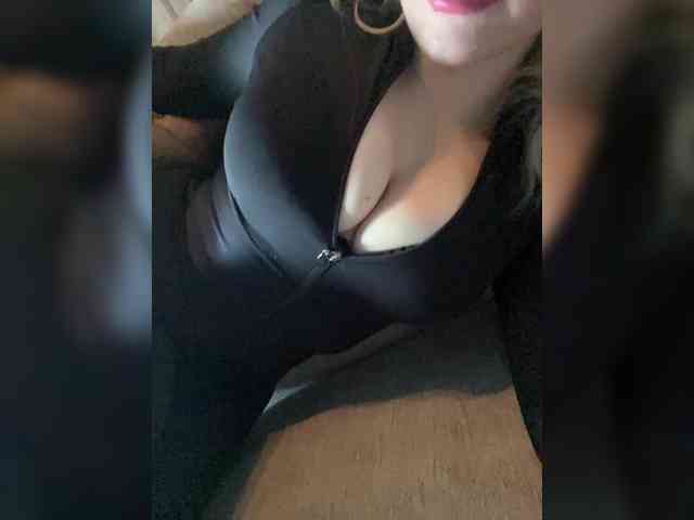 Mmmmmm-----'s cam show statistics and live stream