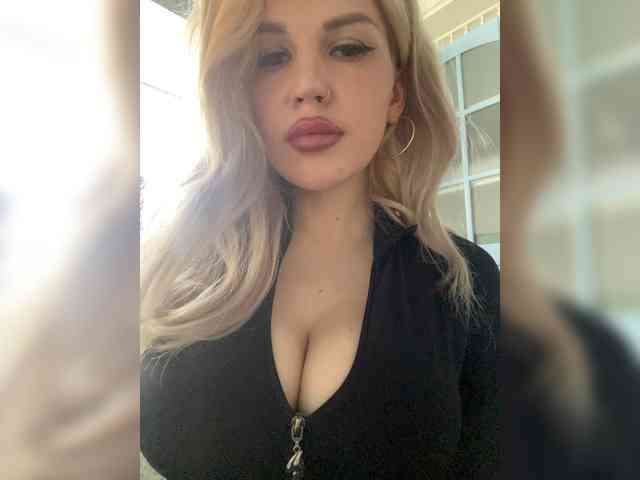 Mmmmmm-----'s cam show statistics and live stream