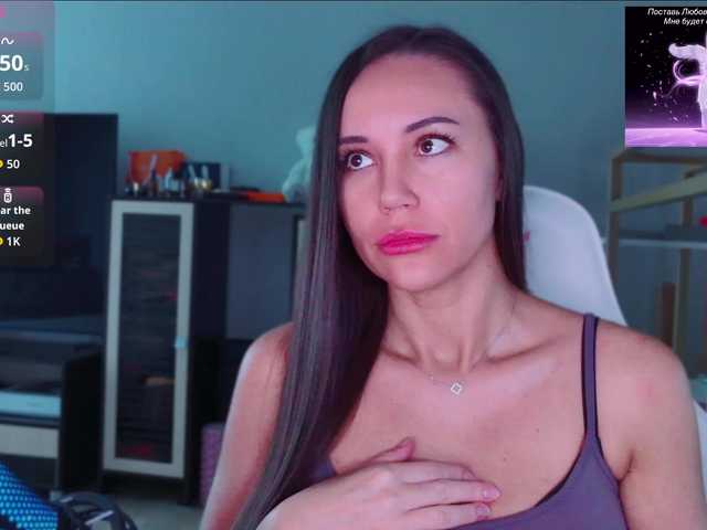 QWEENII live cam on BongaCams