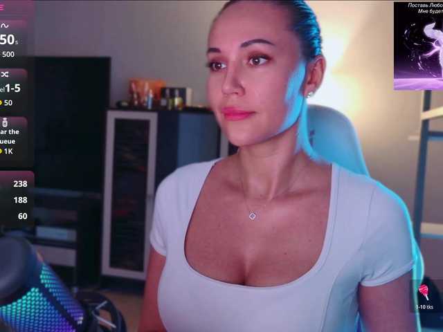 QWEENII live webcam show