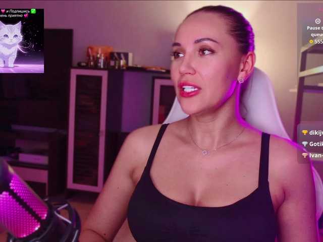 QWEENII live cam on BongaCams