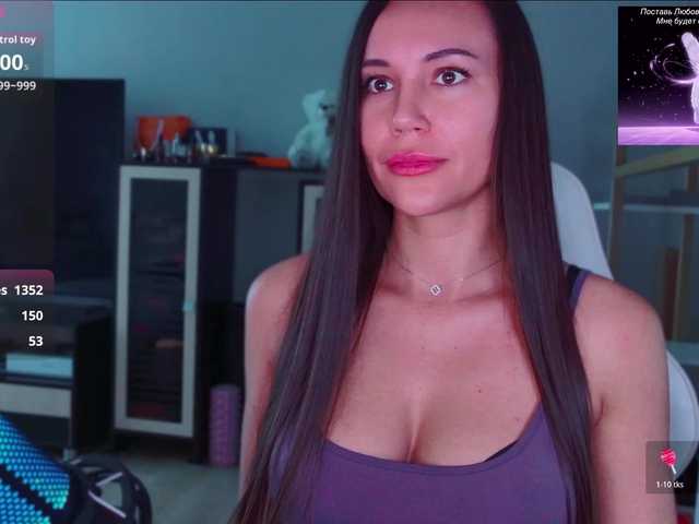 QWEENII live cam on BongaCams