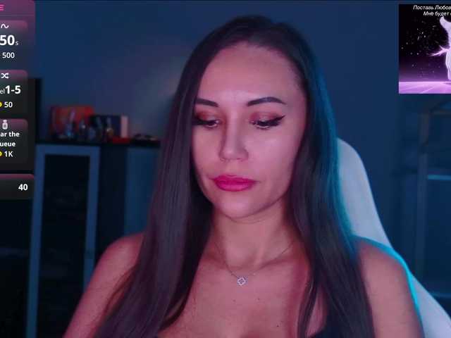 QWEENII live cam on BongaCams