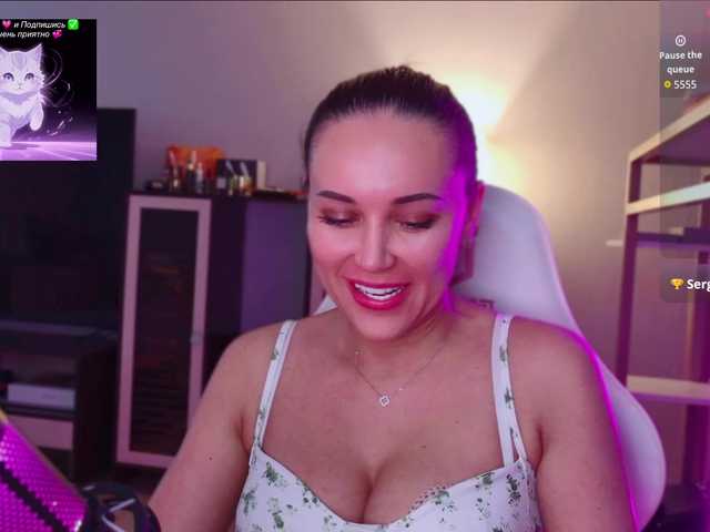 QWEENII live cam on BongaCams