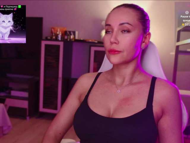 QWEENII live cam on BongaCams