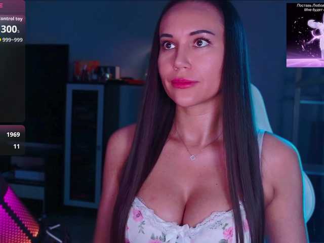 QWEENII live cam on BongaCams