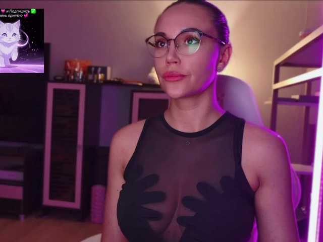 QWEENII Nude Live Sex Shows