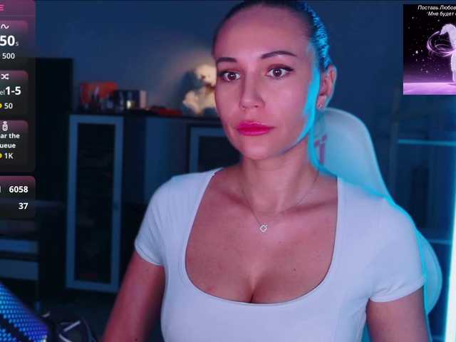 QWEENII live cam on BongaCams