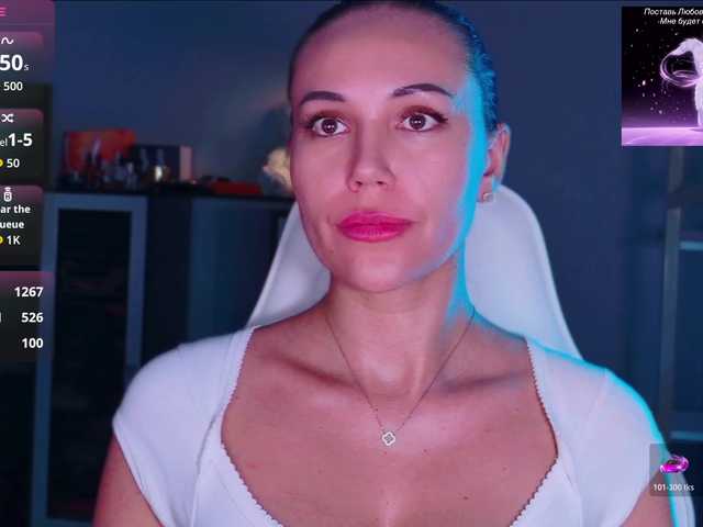 QWEENII live cam on BongaCams