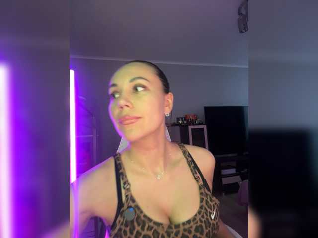 QWEENII live cam on BongaCams