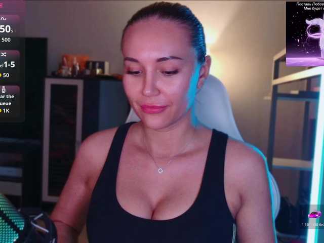 QWEENII live cam on BongaCams