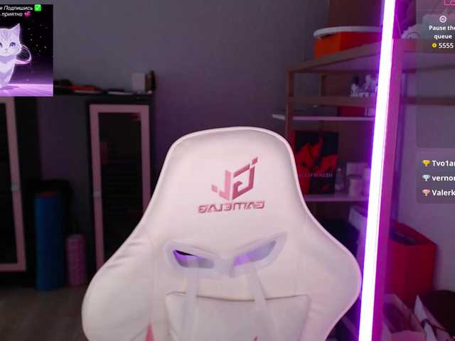 QWEENII live cam on BongaCams