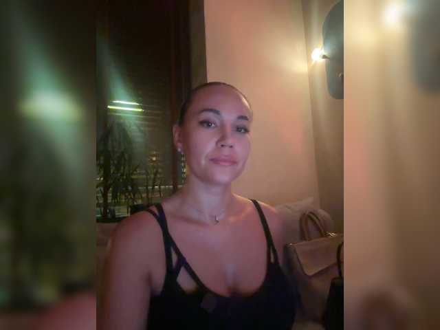 QWEENII live cam on BongaCams