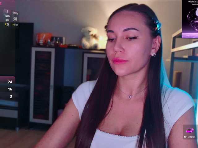 QWEENII live cam on BongaCams